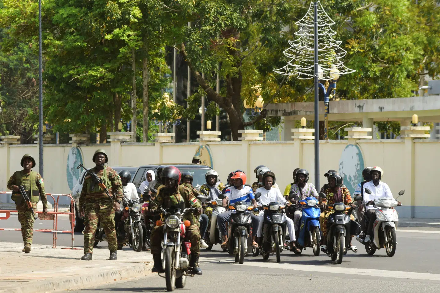 Soldater holder vagt foran den statslige radio- og tv-stations hovedkontorer i Benins største by, Cotonou, efter at en gruppe soldater tidligere søndag trængte ind i hovedkvarteret og for rullende kameraer meddelte, at de havde væltet præsidenten og taget magten i det vestafrikanske land.