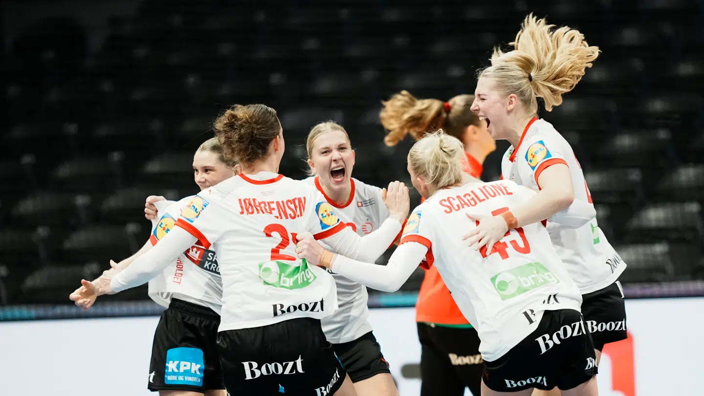 Kæmpe jubel hos de danske håndboldkvinder.