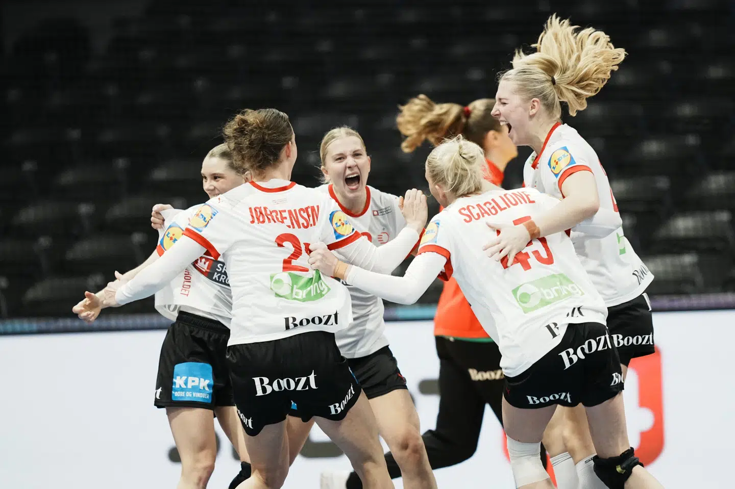 Laura Borg (yderst til højre) havde en stor finger med i spillet, da Danmark vendt et truende nederlag til sejr.