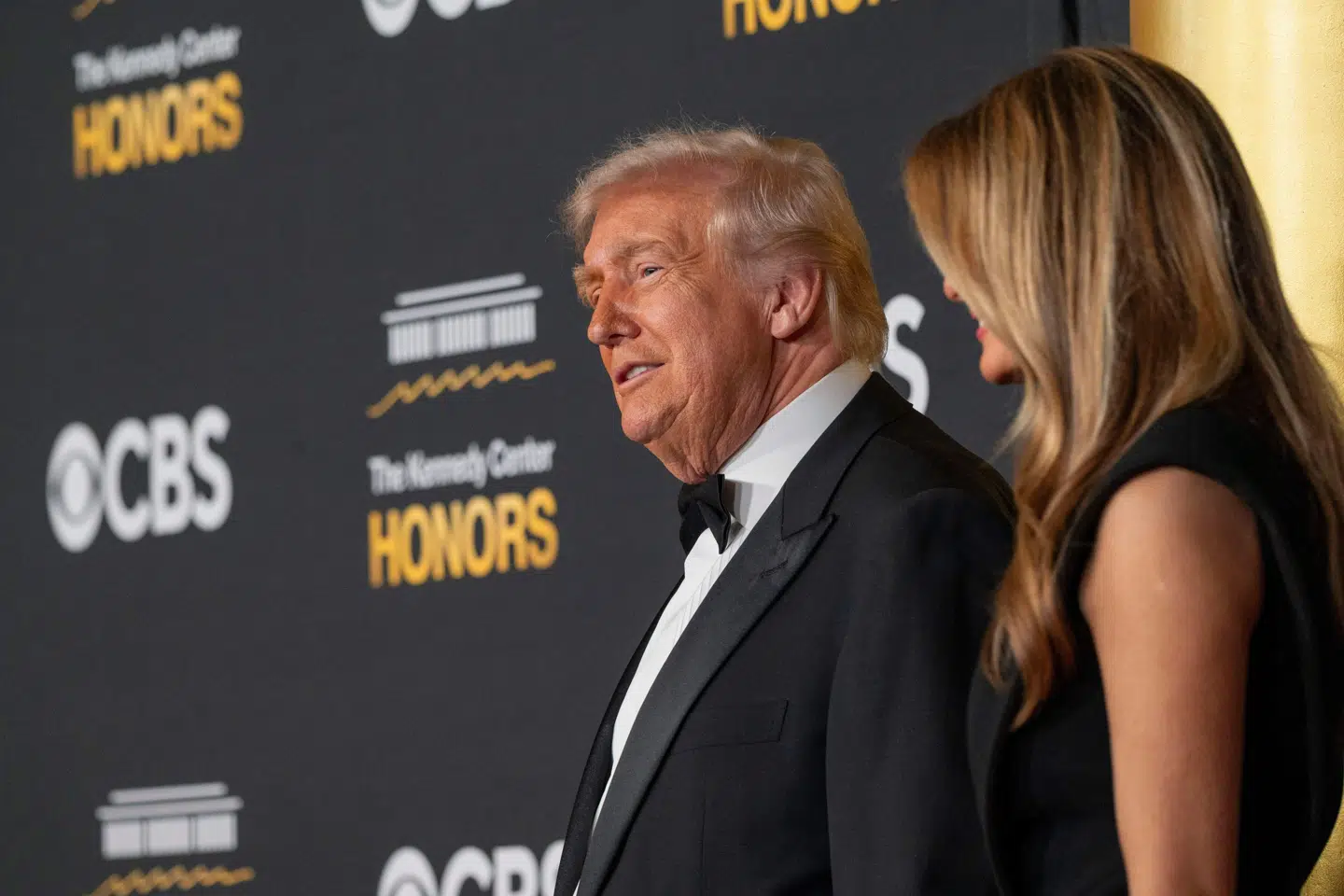 Donald Trump deltog søndag aften i Det Hvide Hus i et gallashow, der hylder personer inden for kunst og kultur. Her ankommer han sammen med hustruen Melania Trump.