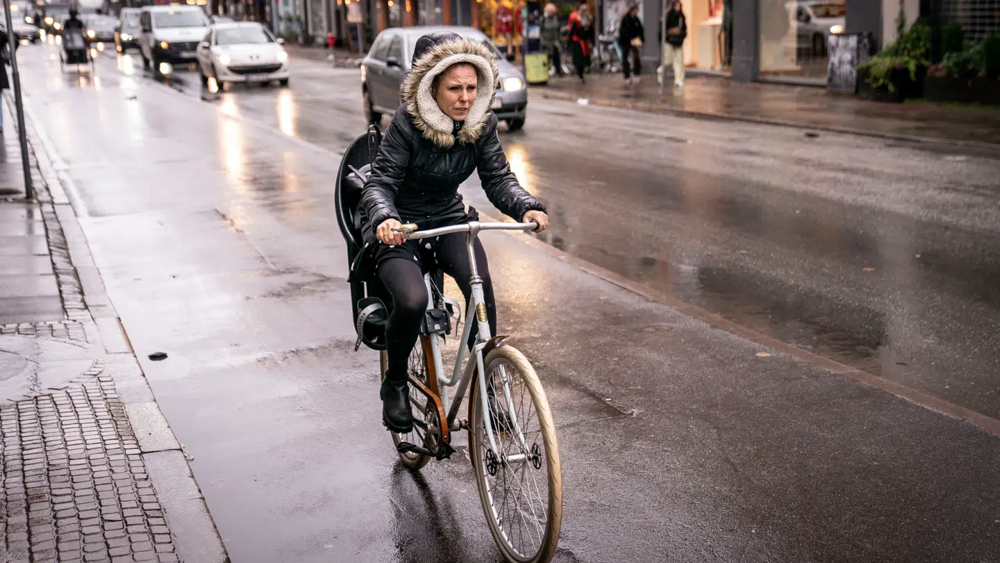 Mandagen starter våd og blæsende, især mod nord og øst.