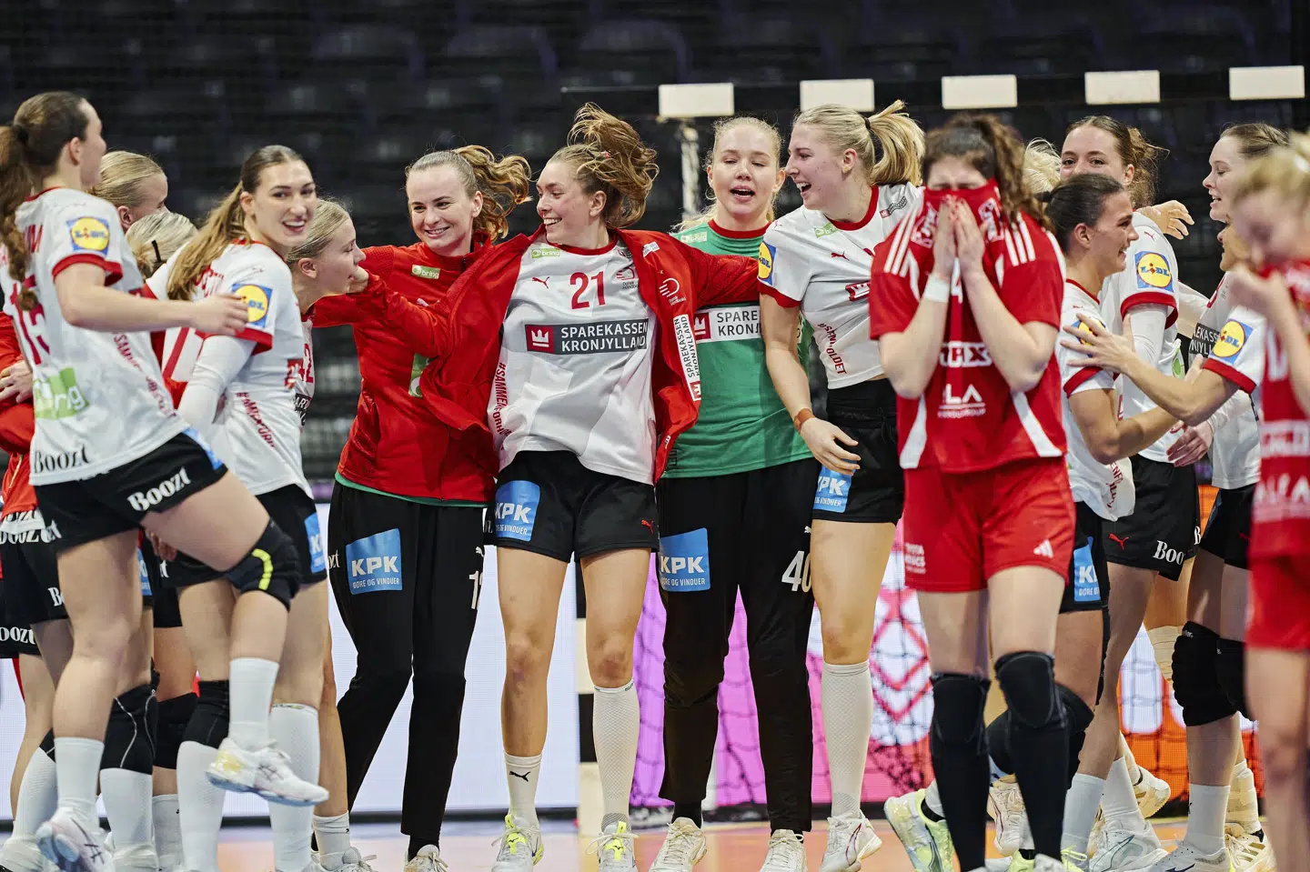 De danske håndboldkvinder jublede, og de ungarske græd, da de 60 minutter var ovre søndag aften.