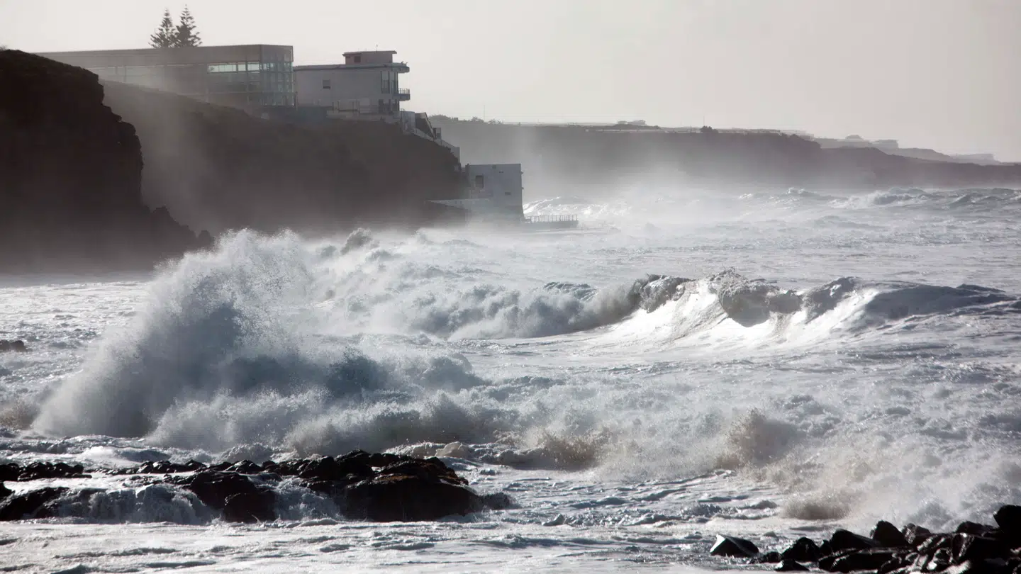Det kan være farligt at færdes nær havet ved den populære ferieø Tenerife vest for Afrikas kyst i Atlanterhavet, når det blæser (arkivfoto).