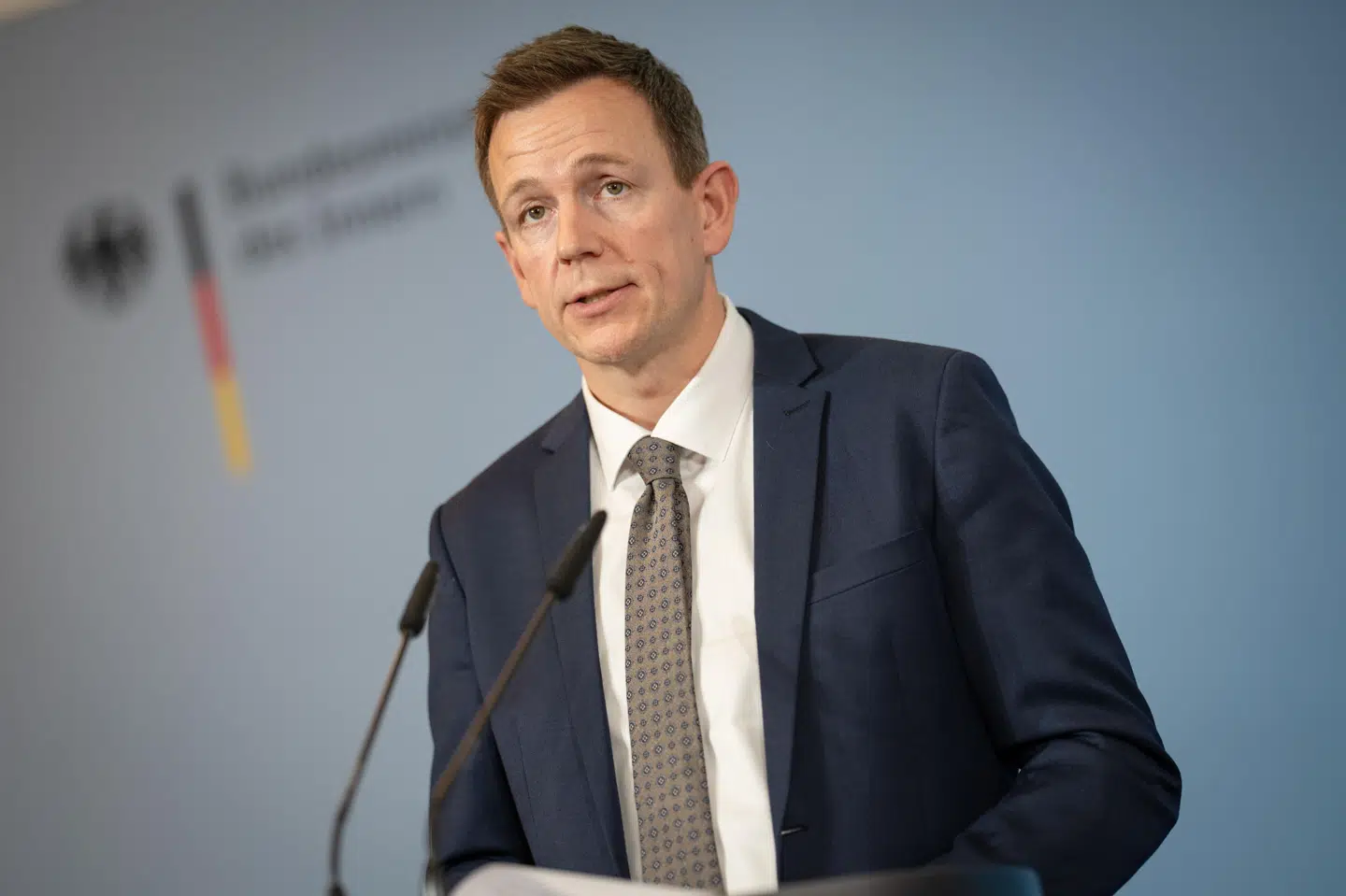 Udlændinge- og integrationsminister Rasmus Stoklund (S) sad for bordenden, da EU-landene under det danske EU-formandskab sagde ja til lovgivningen bag modtagecentre uden for EU (Arkivfoto).