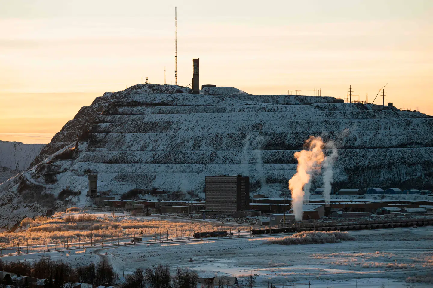 Det statslige, svenske mineselskab LKAB (Luossavaara-Kiirunavaara Aktiebolag) driver Europas største undergrundsmine i Kiruna i det nordlige Lapland, hvor der blandt andet udvindes jernmalm.