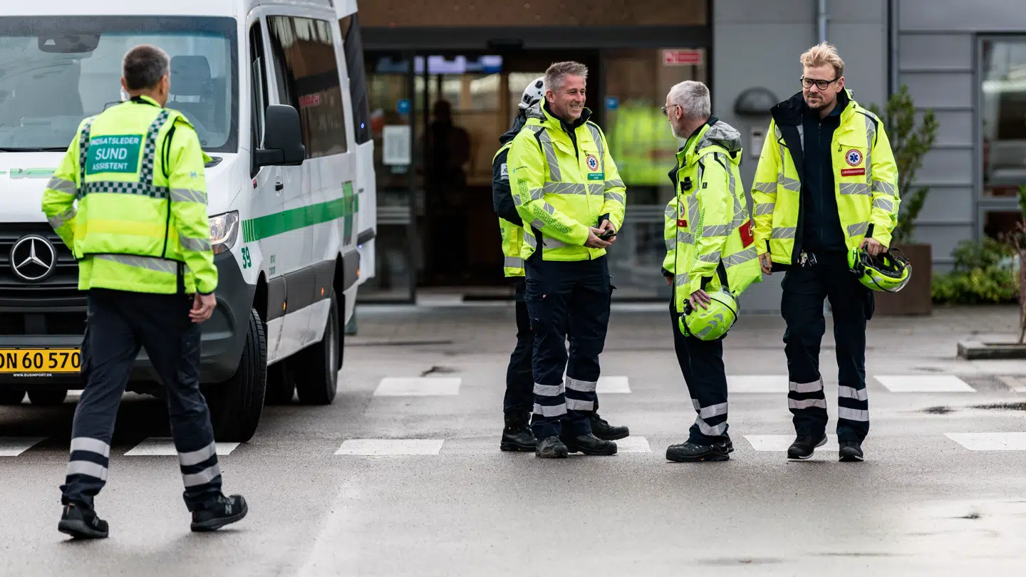 Brandvæsen, ambulancer og politi er til stede ved Plejehjemmet Ørbygård mandag den 8. december 2025. (Foto: Steven Knap/Scanpix 2025)