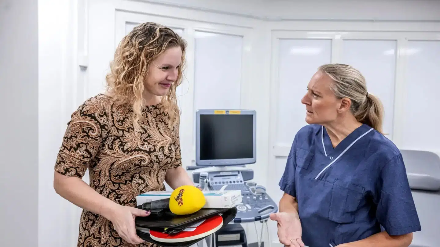 Kvinder dropper deres menstruationsprodukter, men af forskellige grunde. Nogle vil fribløde, andre vil helst slippe for deres menstruation.