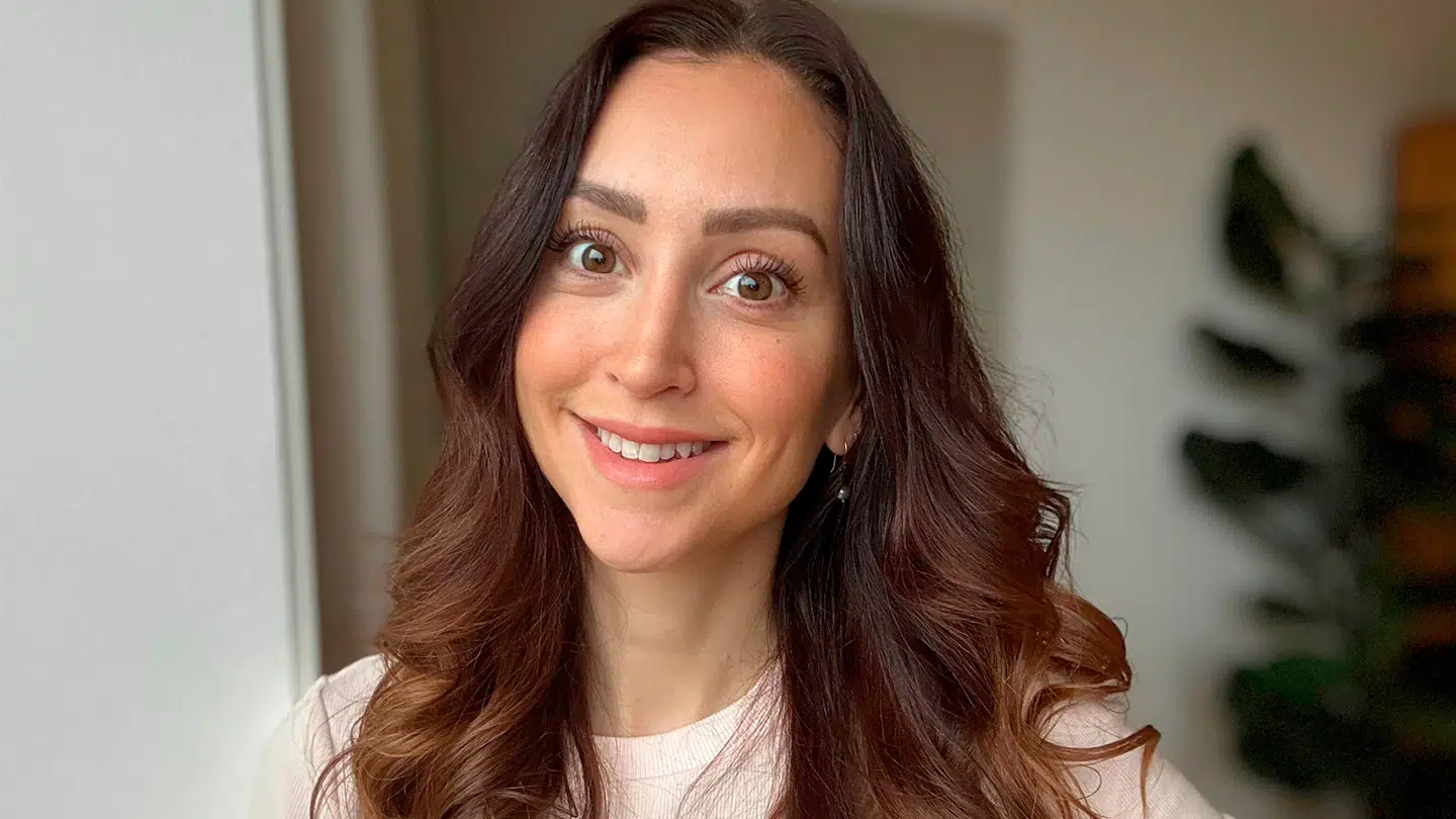 Sofia Lomholt er familierådgiver og står bag familiefundamentet.dk. Her hjælper hun småbørnsforældre med at forstå og håndtere børn store følelser og udfordrende adfærd.