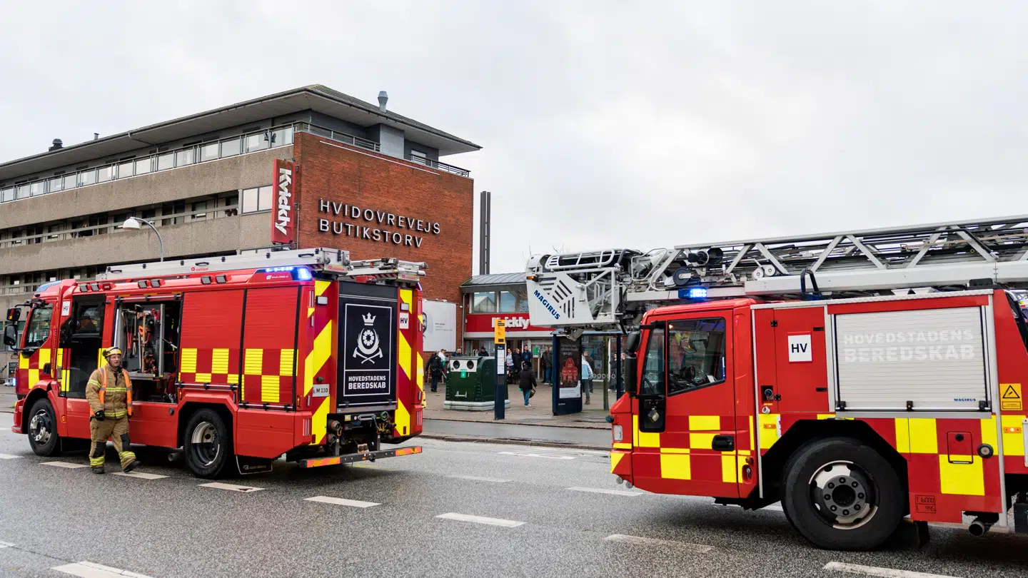 Brandvæsnet er sammen med politi og ambulance til stede ved Kvickly på Hvidovrevej.