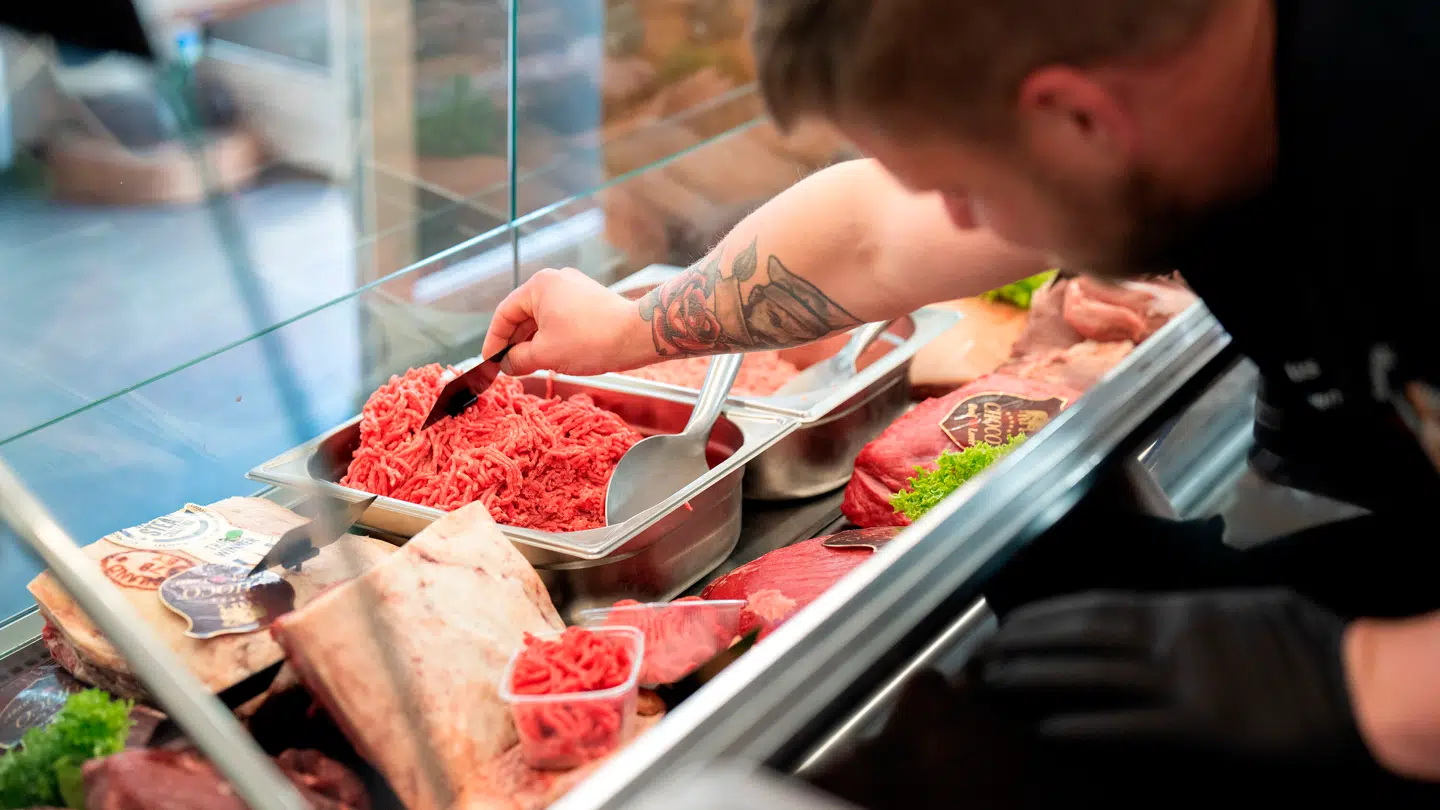 En typisk familie med to voksne med fuldtidsarbejde får markant flere penge mellem hænderne til hakket oksekød og andre gode sager næste år.