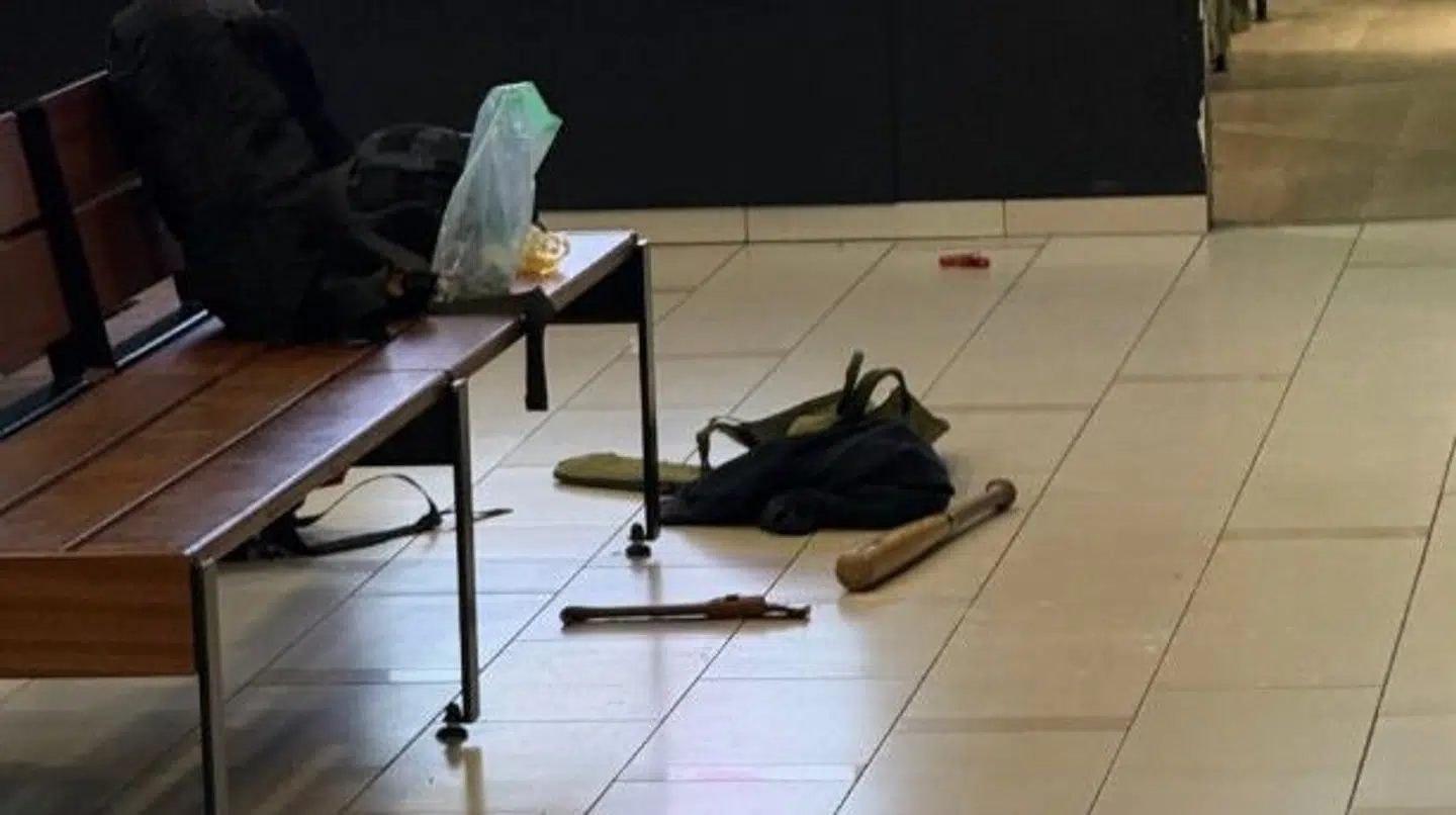 På gerningsstedet lå der et bat og en rygsæk efter anholdelsen.