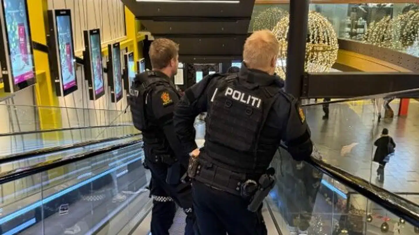 Politiet gennemsøgte bygningen efter tilskadekomne, men fandt ingen.