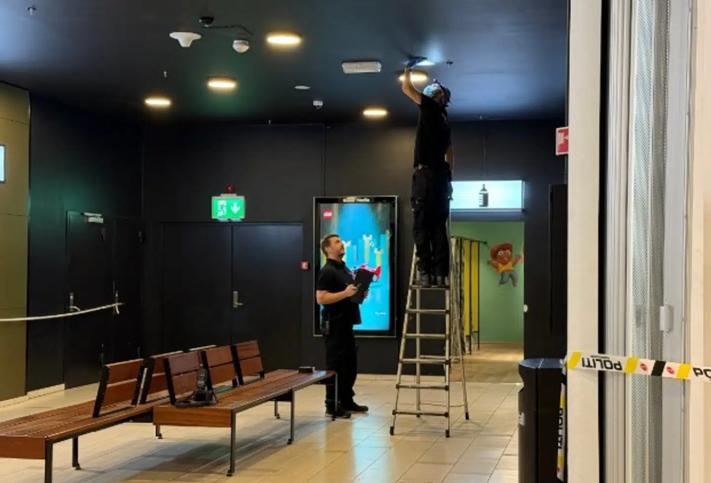 Ifølge politiet blev der affyret skud mod loftet i storcenteret.