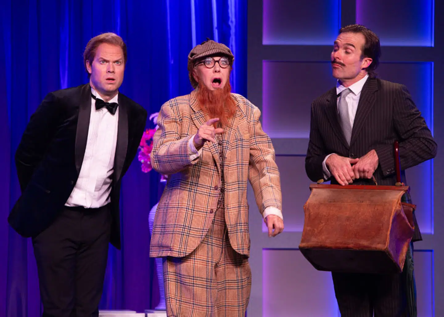 Sebastian Harris, Vivienne McKee og Kevin Kiernan-Molloy giver den gas i årets udgave af Crazy Christmas Cabaret.