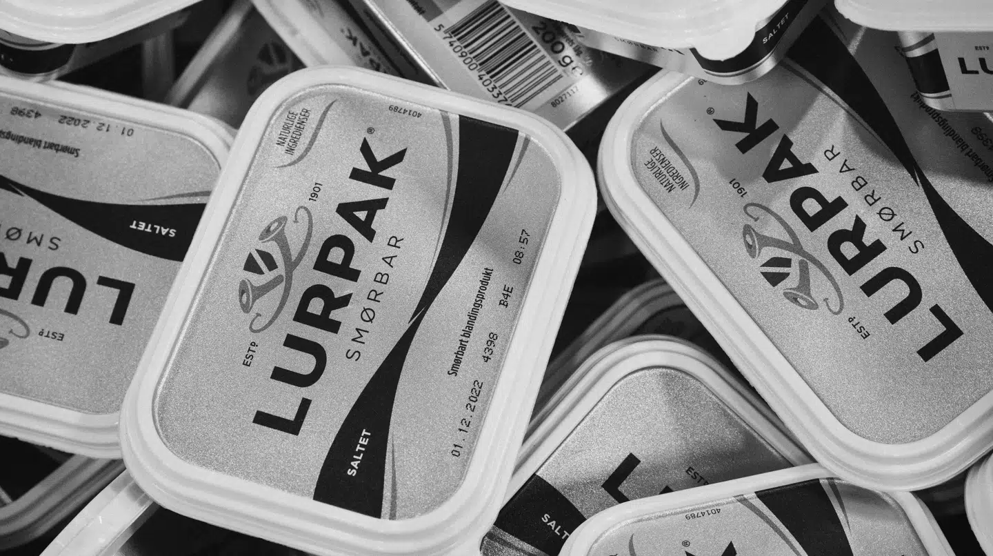 Smør og smørbare produkter har det med at blive meget billige i december, som du kan se via det første link i artiklen.