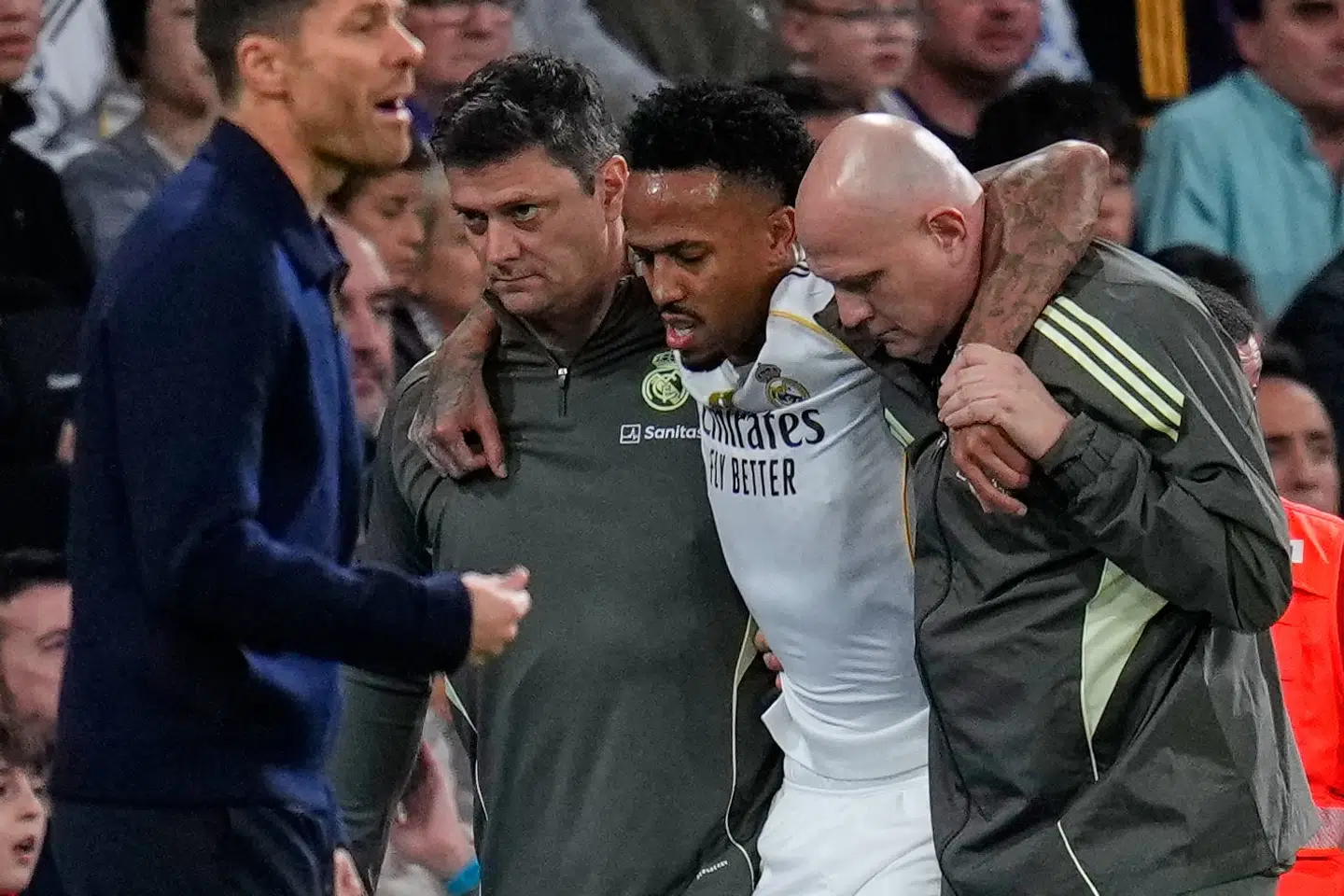Eder Militao blev skadet i Real Madrids nederlag til Celta Vigo og skulle hjælpes fra banen.