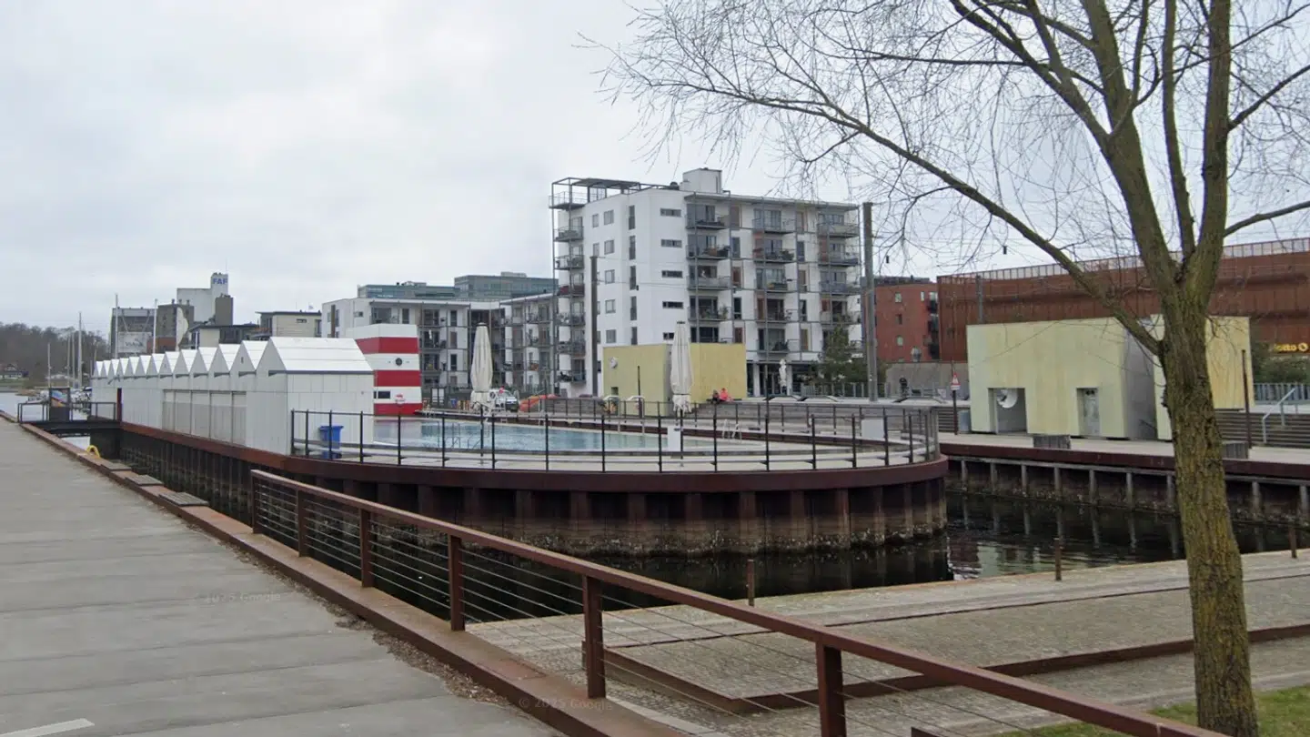 Den unge pige blev ifølge tiltalen udsat for voldtægt og blufærdighedskrænkelse i et bruserum ved Odense Havnebad i sommer.