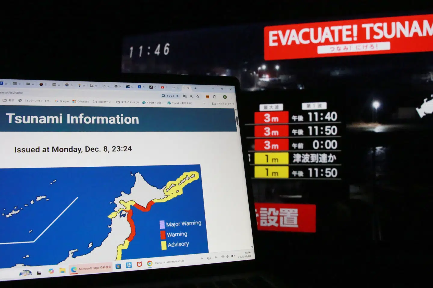 I et nyhedsprogram på tv og på nettet kan man se tsunamivarslet fra Japans Meteorologiske Agentur.