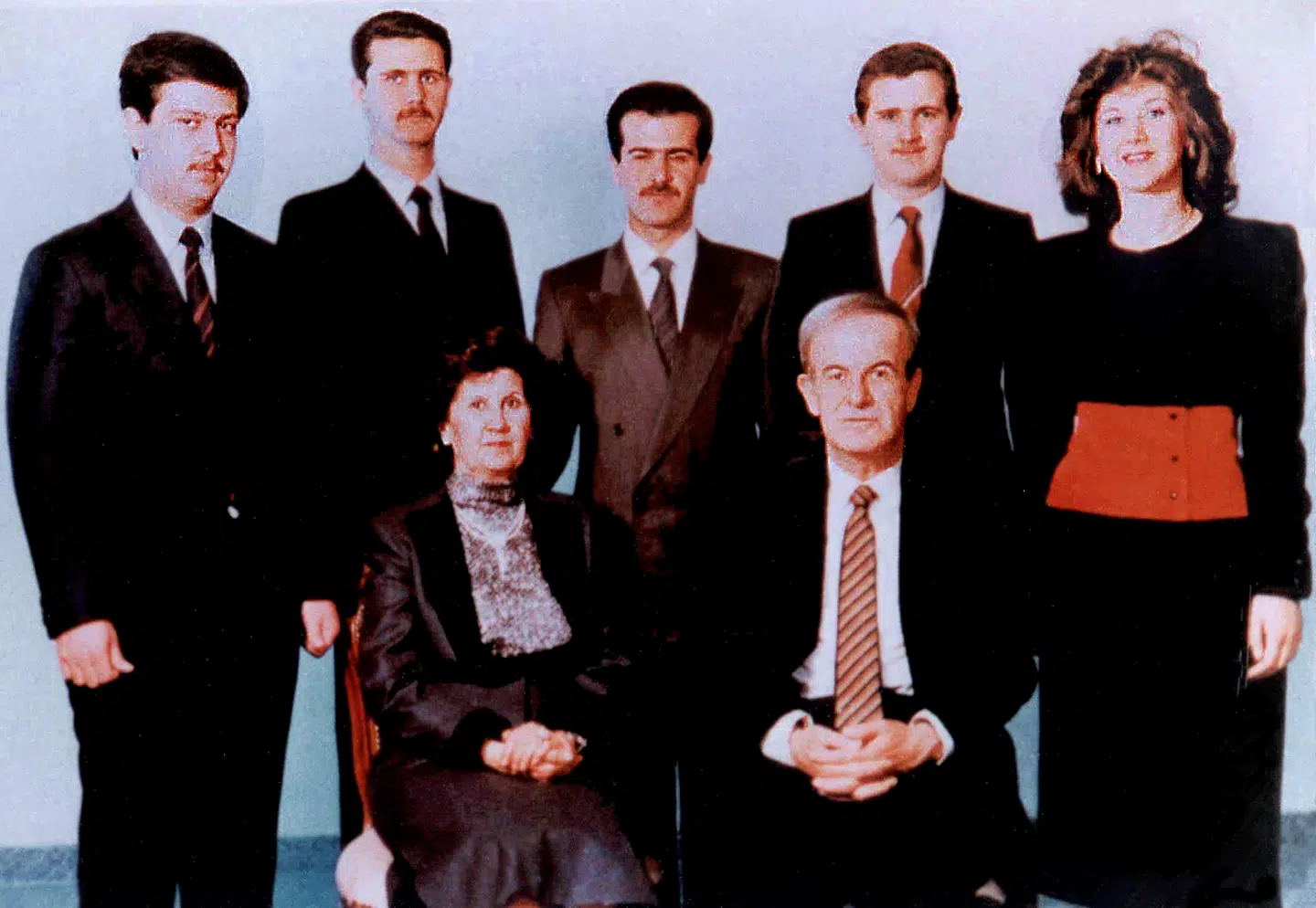 Familiebillede af al-Assad familien, da Bashar al-Assads far Hafez al-Assad levede. Bashar al-Assad er nr. to fra venstre.