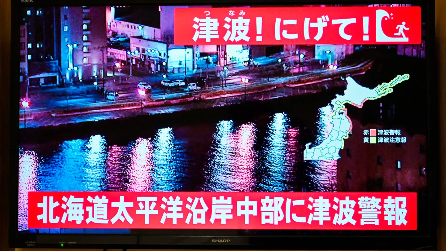Tsunamivarslet udsendes på flere tv-kanaler i Japan.