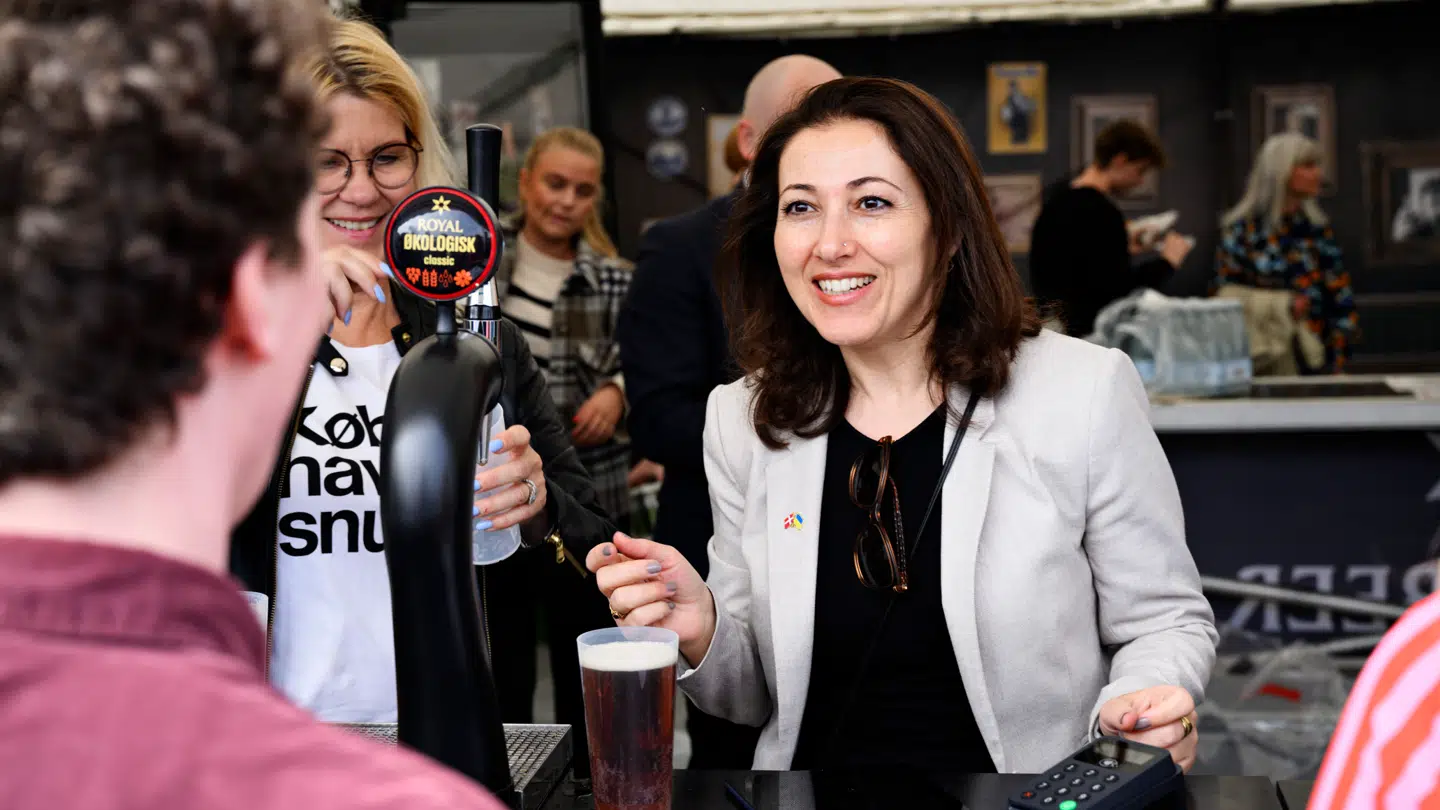 Yildiz Akdogan (S) og Mette Mette Reissmann (S) var bartendere i Socialdemokratiets telt under markering af Arbejdernes Internationale Kampdag, i Fælledparken i København, søndag den 1. maj 2022.. (Foto: Philip Davali/Ritzau Scanpix)
