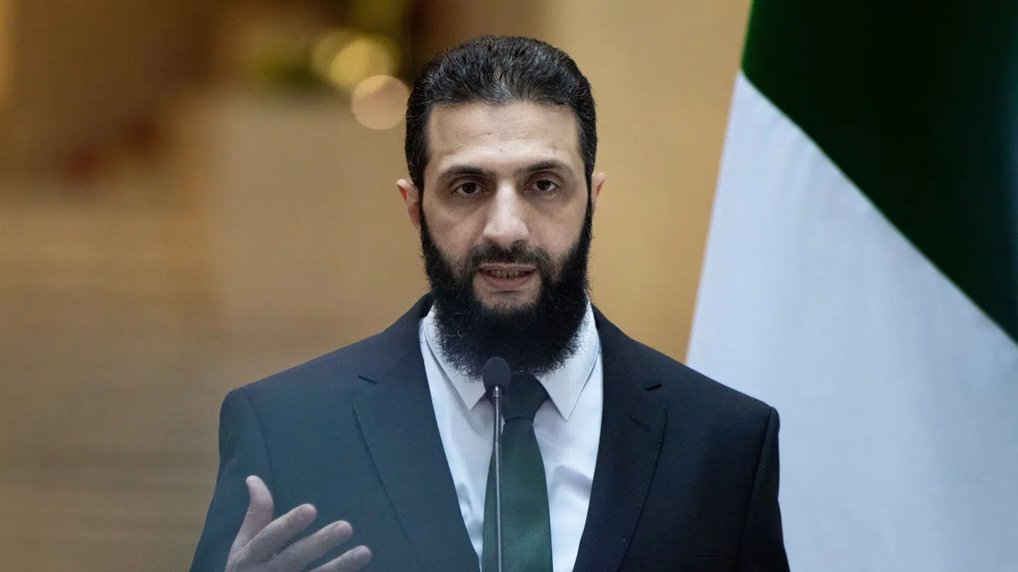 Syriens præsident Abu Mohammed al-Jolani er tidligere islamist, men efter, at han er blevet præsident i Syrien, har han taget slips på og færdes nu på de bonede, politiske gulve.