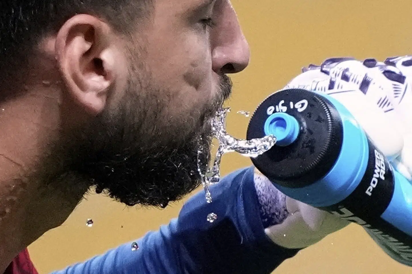 Spillerne ved næste sommers VM får ekstra muligheder for at drikke under kampene. Her er det den daværende PSG-keeper Gianluigi Donnarumma, der får en slurk under sommerens VM for klubhold. (Arkivfoto).