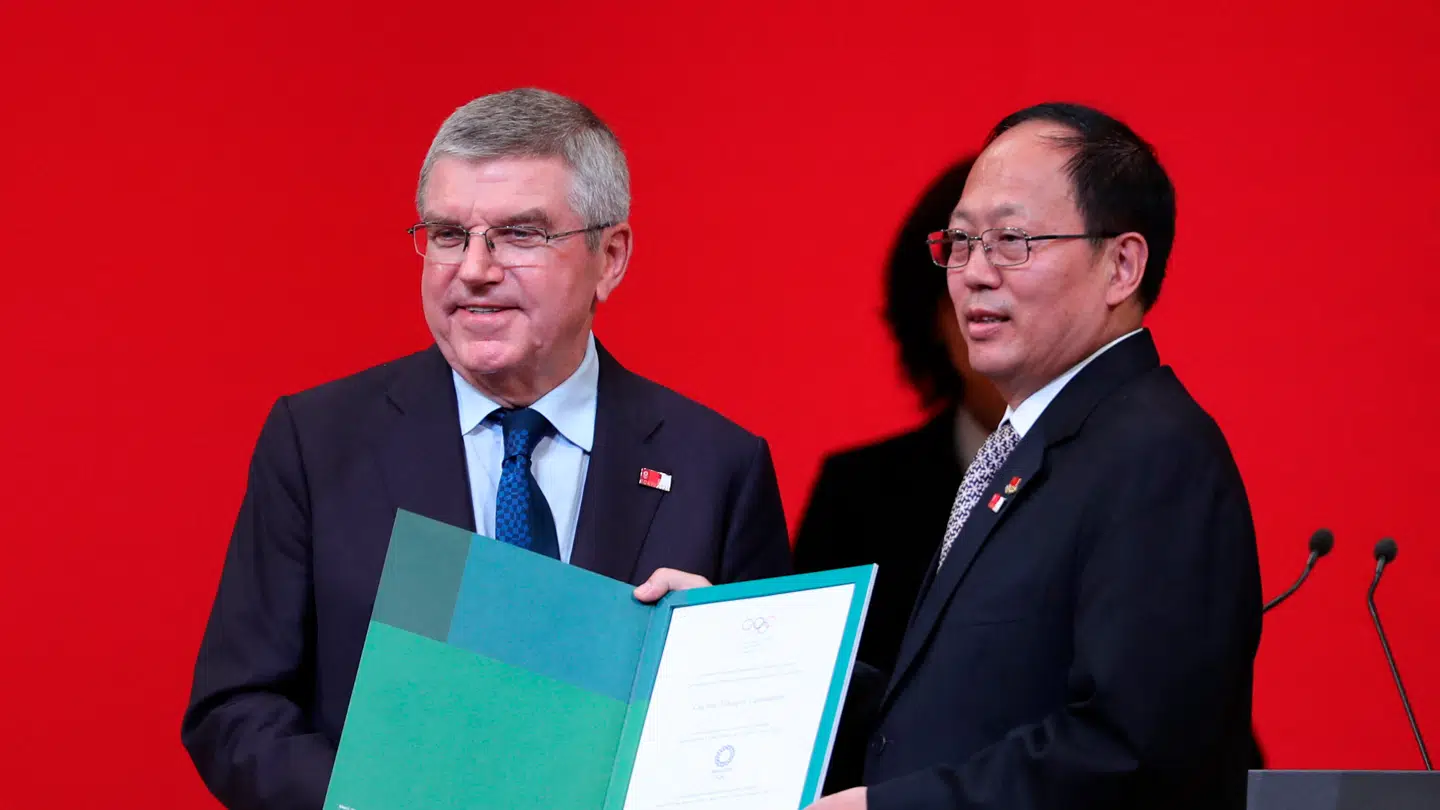 Den tidligere sportsminister (th. på billedet) Gou Zhongwen til en ceremoni inden OL i Tokyo.