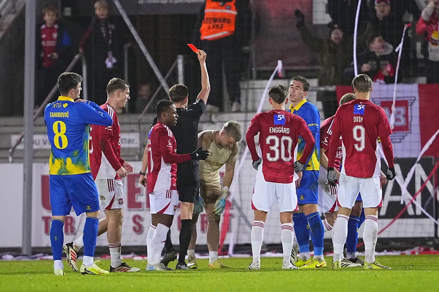 Brøndby-målmanden Patrick Pentz fik rødt kort og lavede straffespark, som Vejle udnyttede til at score sejrsmålet.
