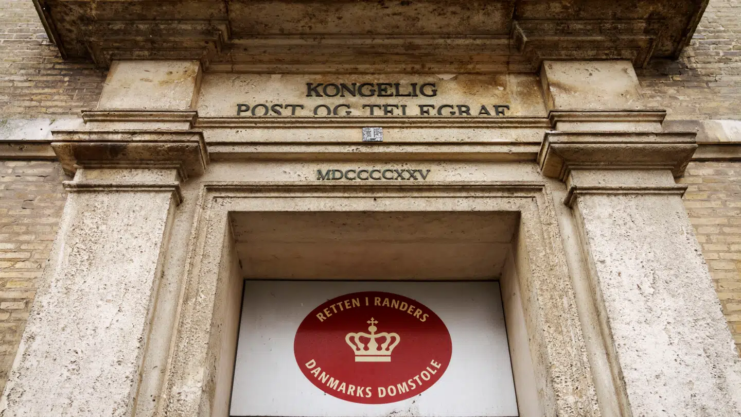 En dreng på kun 16 år er ved retten i Randers dømt for en voldtægt af en kun 10-årig pige i maj måned.