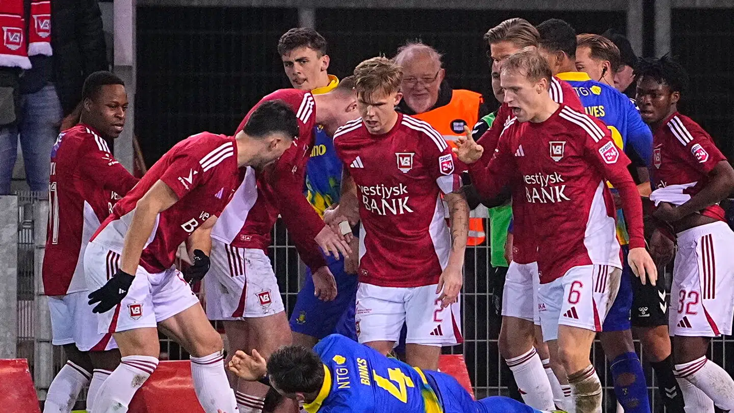 Straffedrama, rødt kort og hanekamp. 2. halvleg bød på lidt af hvert.