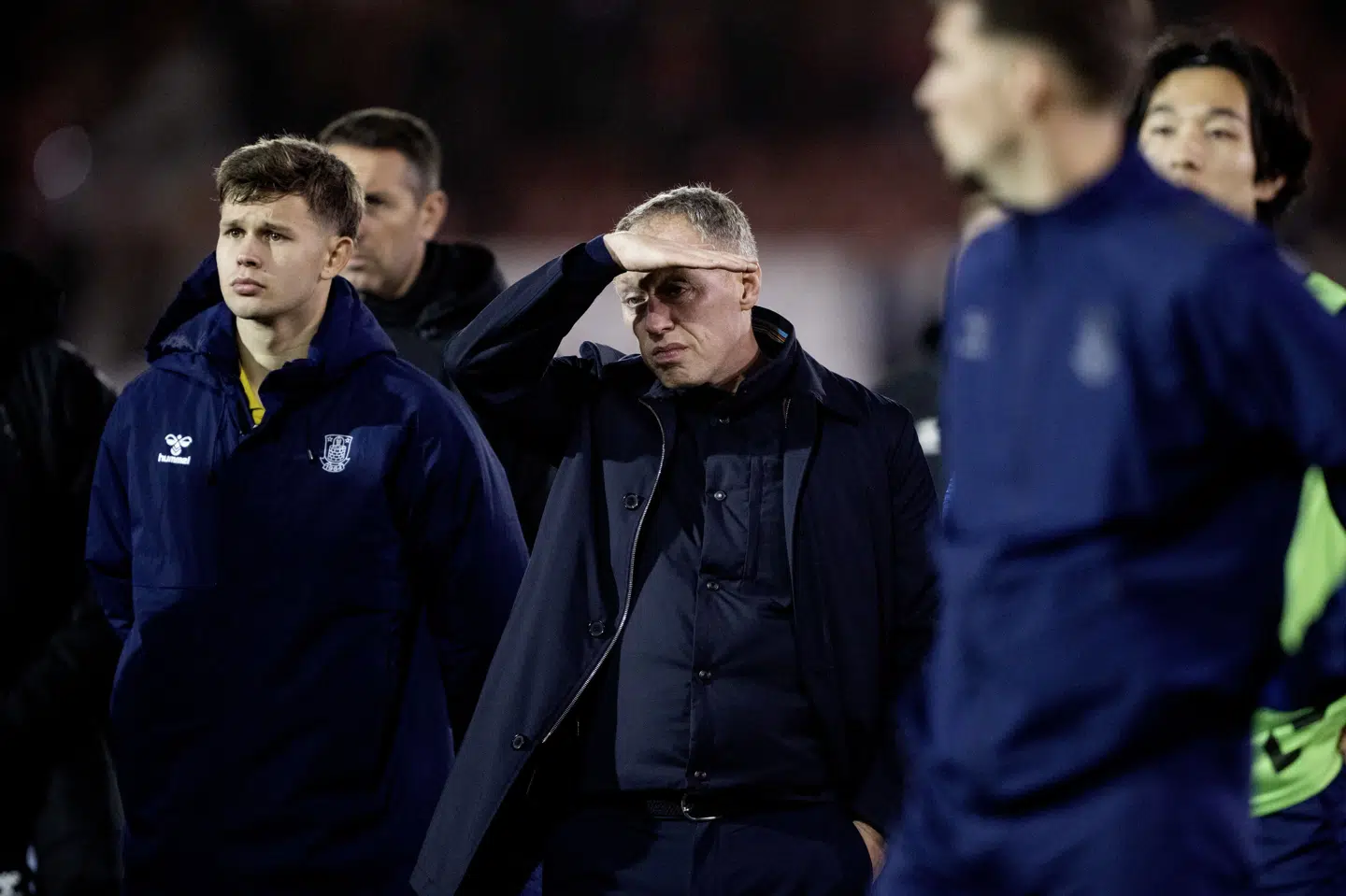 Brøndbys cheftræner, Steve Cooper, må spejde langt efter AGF på førstepladsen efter nederlaget mandag i Vejle. Her hilser han og spillerne på fansene efter kampen.