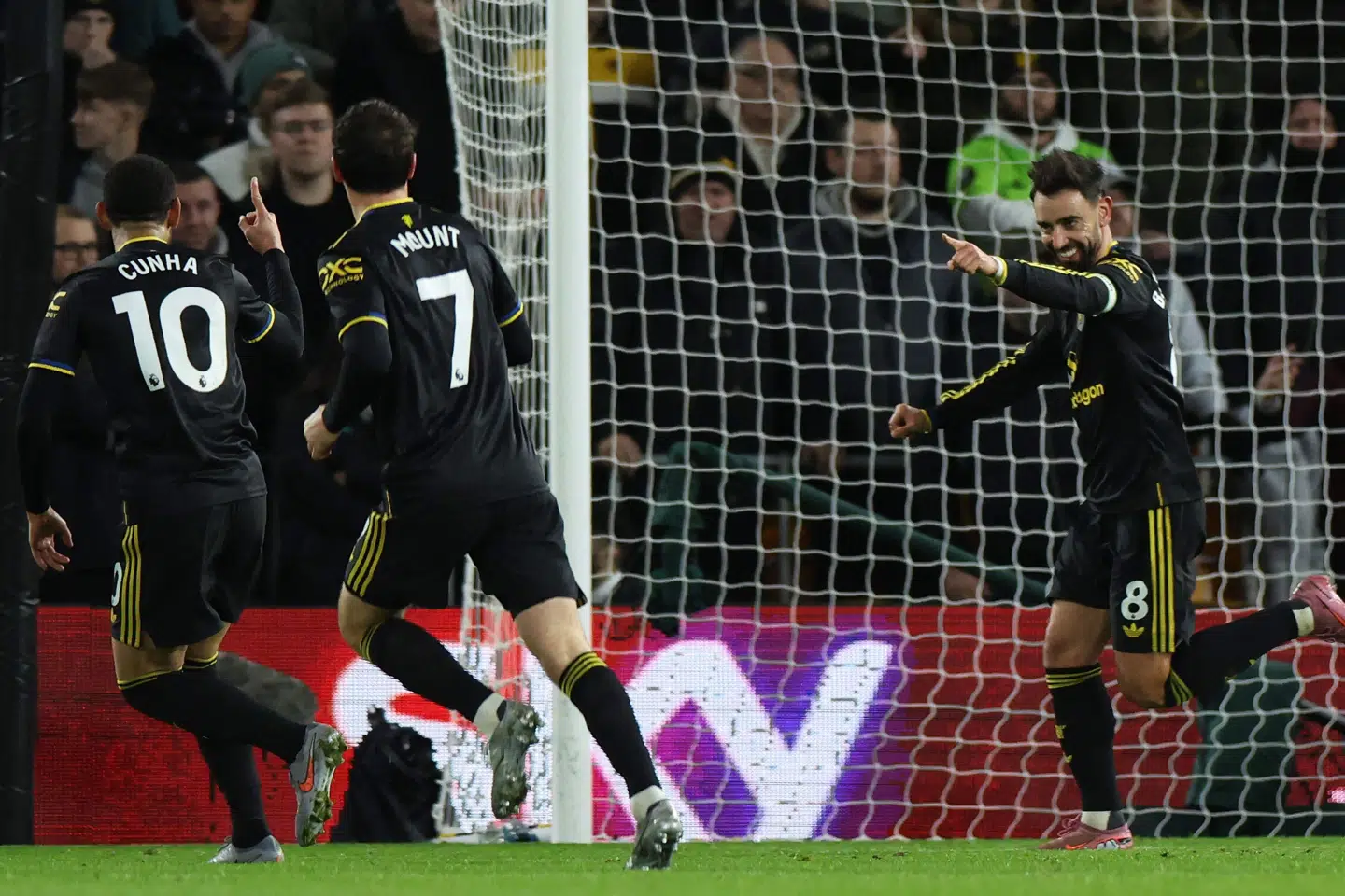 Bruno Fernandes (th.) scorede to gange i Manchester Uniteds sejr over Wolverhampton.