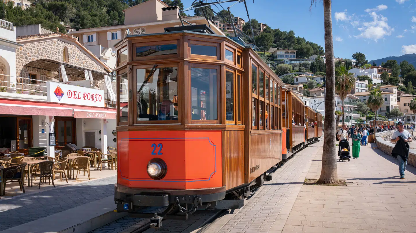 Puerto De Soller blandt andet kendt for sporvognen, der kører langs havnepromenaden.