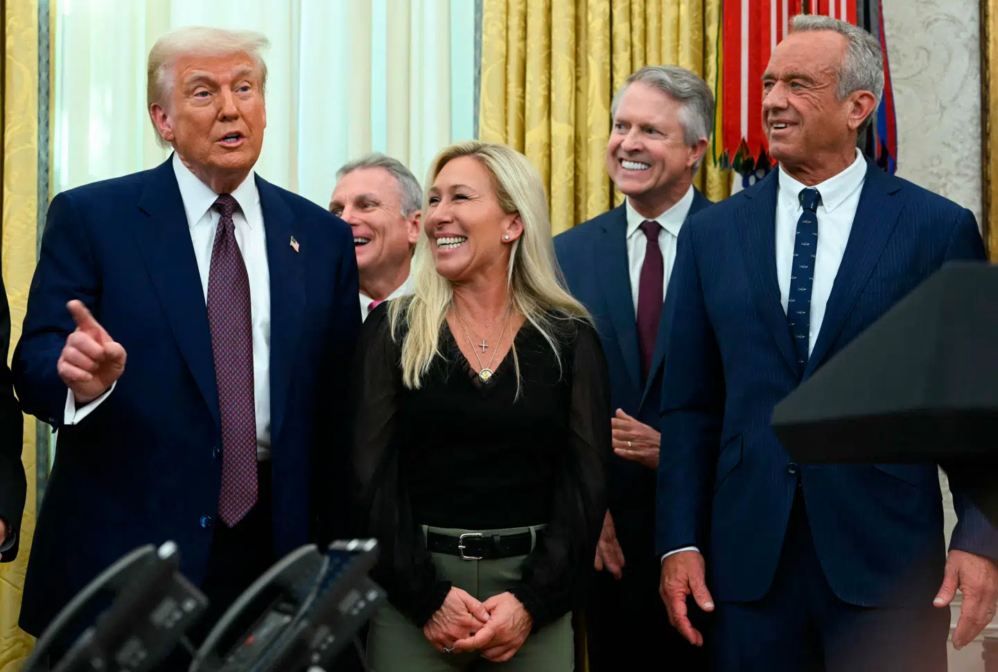 Donald Trump ses her med Marjorie Taylor Greene i februar. Hun har blandt andet tidligere udtrykt støtte til konspirationsbevægelsen QAnon og fremført en teori om, at skovbrande i Californien kan være blevet påsat af en laser fra rummet med jødiske forbindelser. Begge dele har hun siden taget afstand fra.