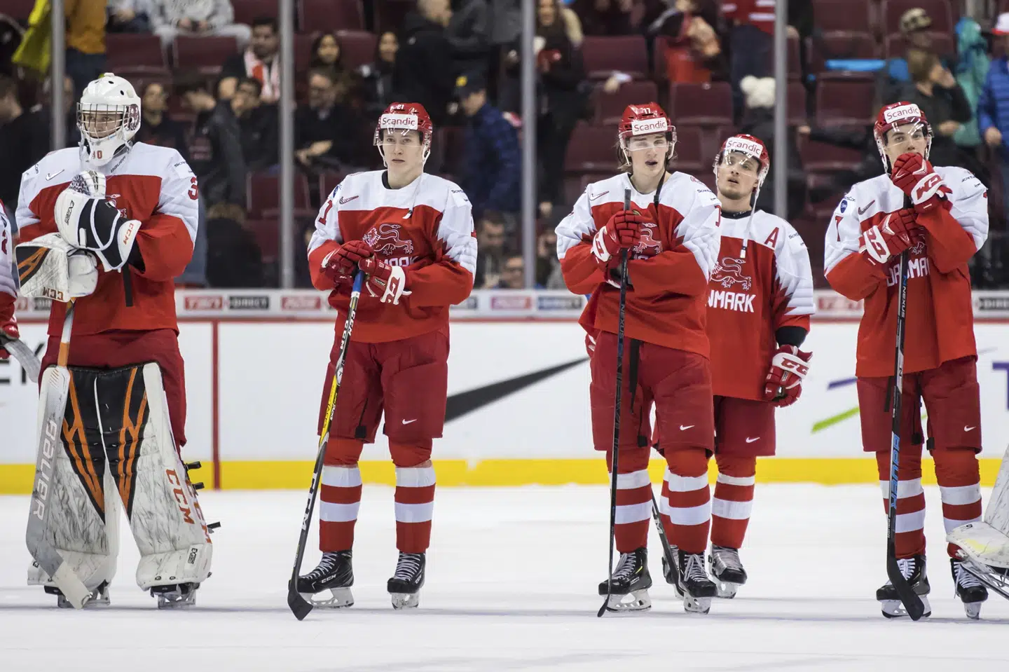 Danmark var senest med blandt verdens ti bedste U20-landshold for syv år siden, hvor holdet rykkede ud af det skrappe selskab. Her ærgrer Mads Søgaard, Gustav Green, Lucas Andersen, Daniel Baastrup Andersen og Jeppe Urup Mogensen sig over et nederlag til Schweiz. (Arkivfoto).