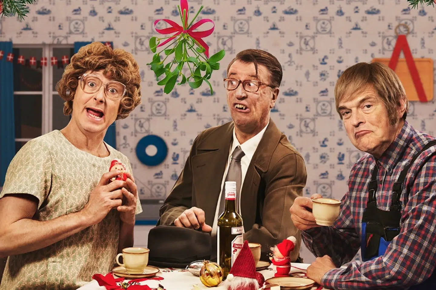 Christian Damsgaard portrætterer nissen Günther og Oluf Sands hustru, Gertrud, i musikforestillingen af "The Julekalender". Gordon Kennedy spiller nissen Hansi og den onde nissehader og såkaldte "nåsåer" Benny Jensen, mens Niels Olesen besjæler nissen Fritz og kartoffelavleren Oluf Sand. (PR-foto).