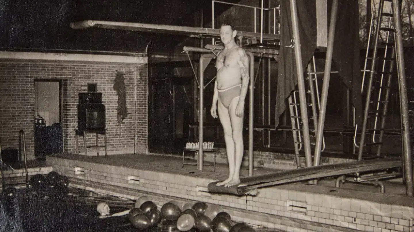 Kong Frederik 9. i svømmehallen er bare et af de billeder, der findes i albummet.