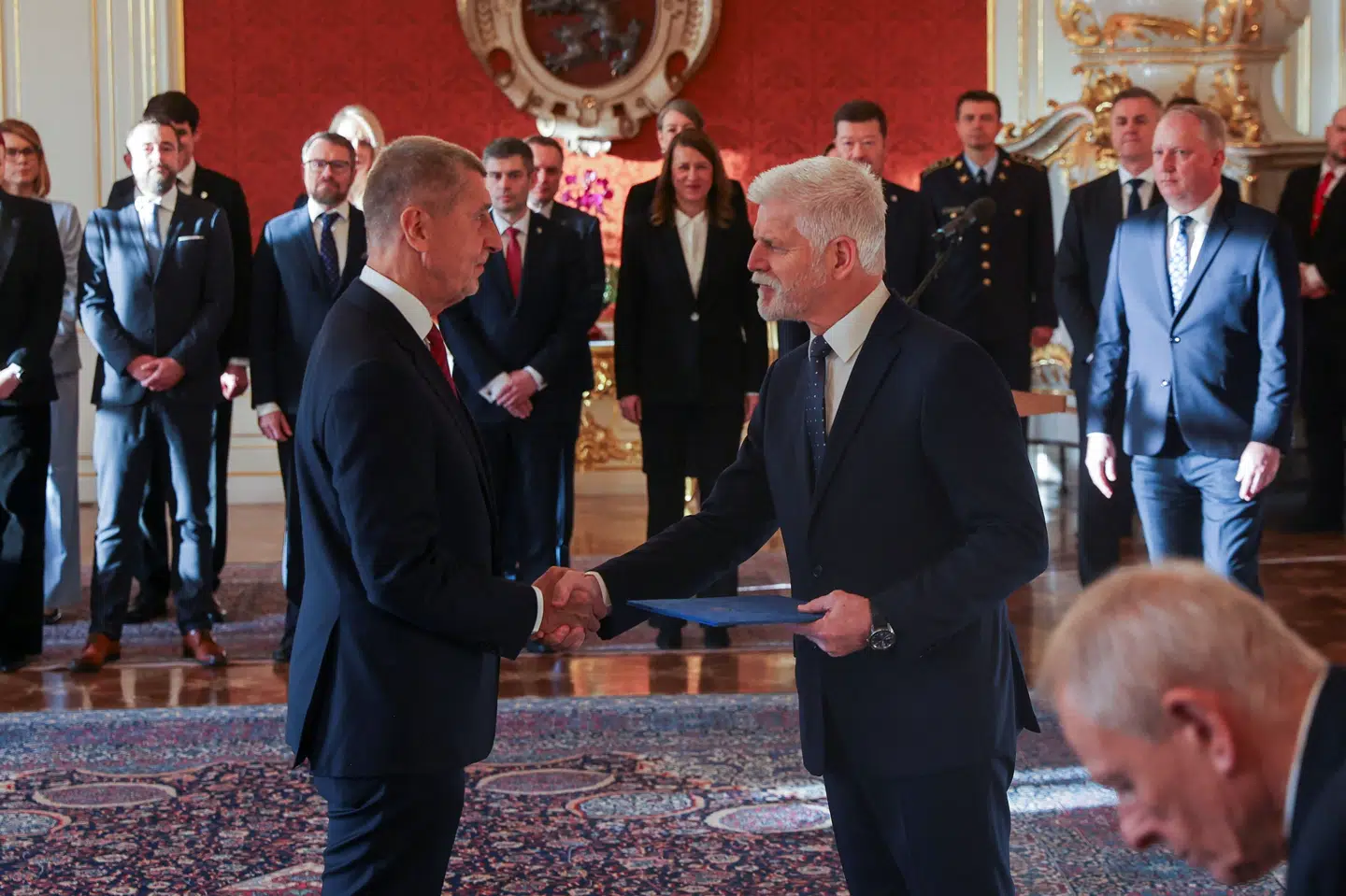 Andrej Babis (til venstre, red.), der tirsdag er blevet indsat som ny premierminister, giver hånd til præsident Petr Pavel (til højre, red.).