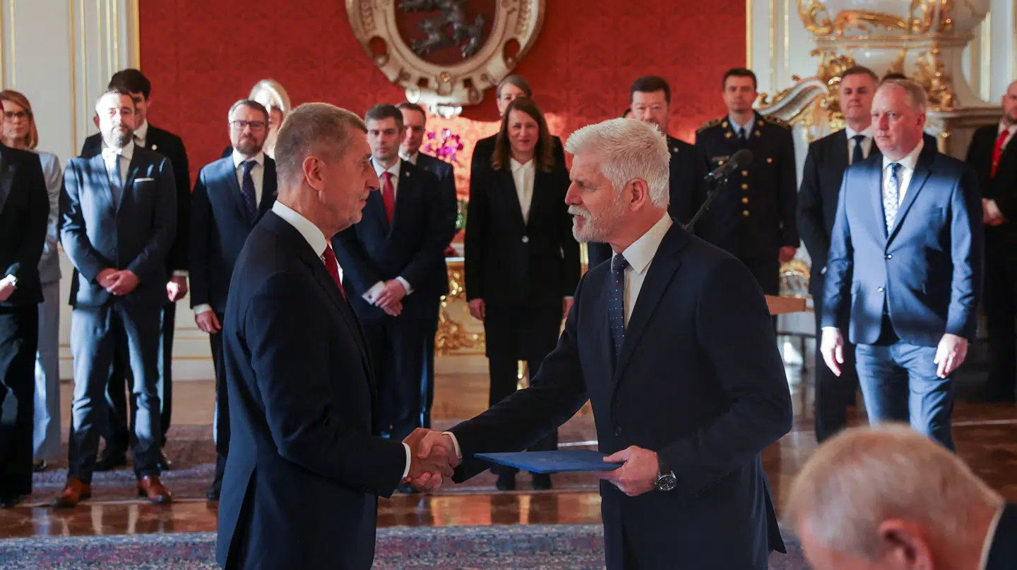 Præsident Petr Pavel giver hånd til Andrej Babis, der tirsdag er blevet indsat som ny premierminister.