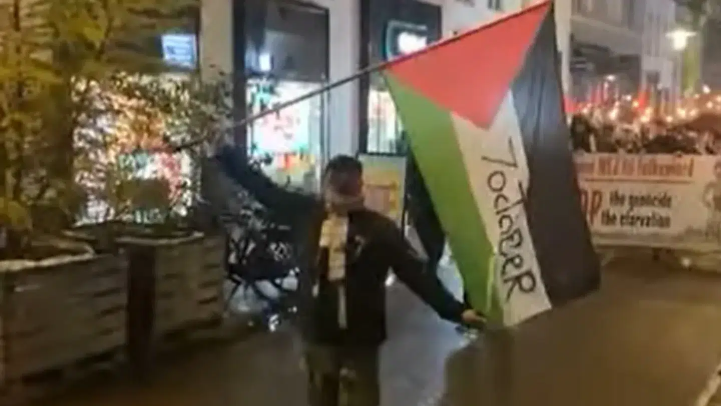 Her ses Ziad Chaker med det omtalte flag.