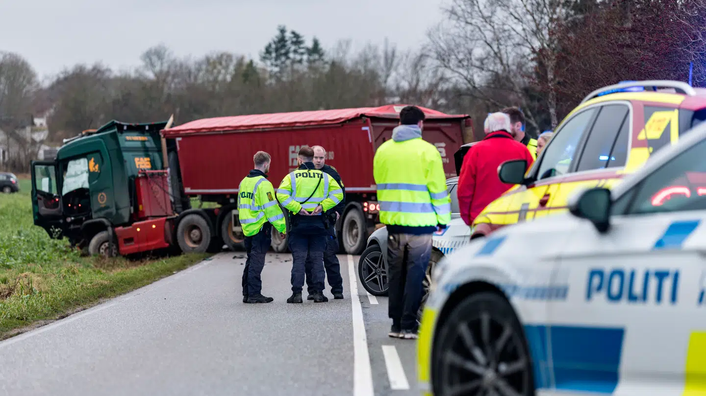 Politi og redningsarbejdere er til stede på Skellebjergvej i Dianalund i forbindelse med sammenstød mellem en personbil og en lastbil tirsdag den 9. december 2025.