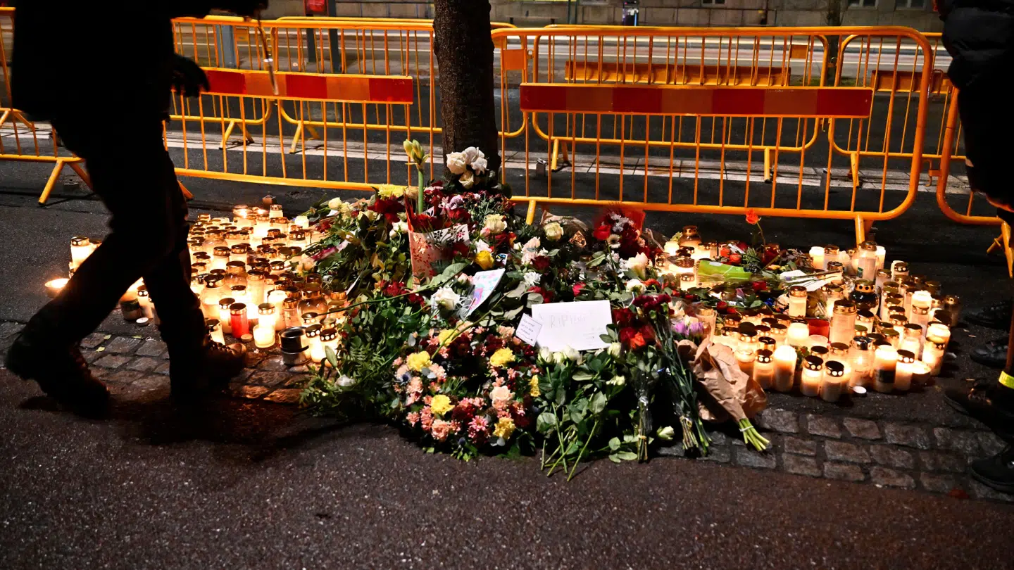 Der blev lagt blomster til mindre om dødsofrene ved busstoppestedet efter ulykken.