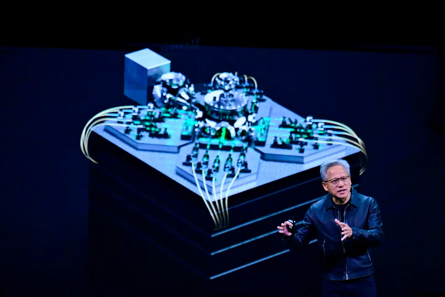 Jensen Huang, som er topchef for chipgiganten NVIDIA, kan nu igen sælge avancerede computerchips til kunstig intelligens til Kina. Her ses han i oktober ved en præsentation af ny teknologi.