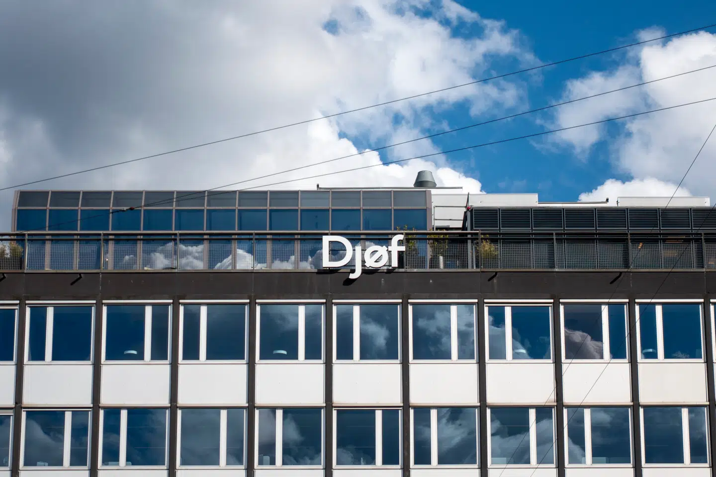 Fagforeningen Djøf organiserer ud over jurister og økonomer alle samfundsvidenskabelige og erhvervsøkonomiske studerende og kandidater fra det private og det offentlige område.