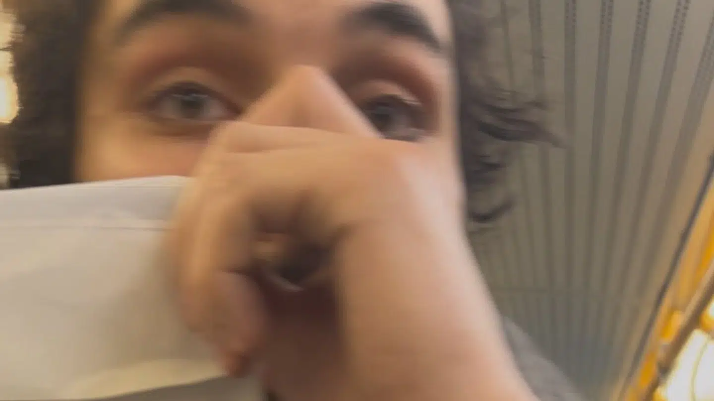 Den unge mand dækkede sit ansigt, da der blev taget billeder af ham.