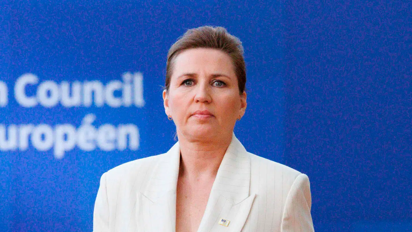 Statsministeren er kun overgået af en person.