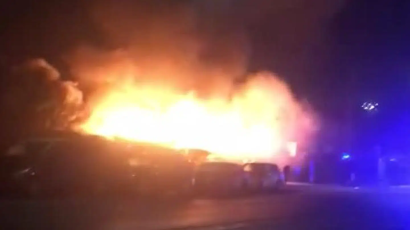 Hovedstadens Beredskab måtte trække sig fra Vigerslevvej i Valby, fordi brandfolkene blev beskudt med raketter.