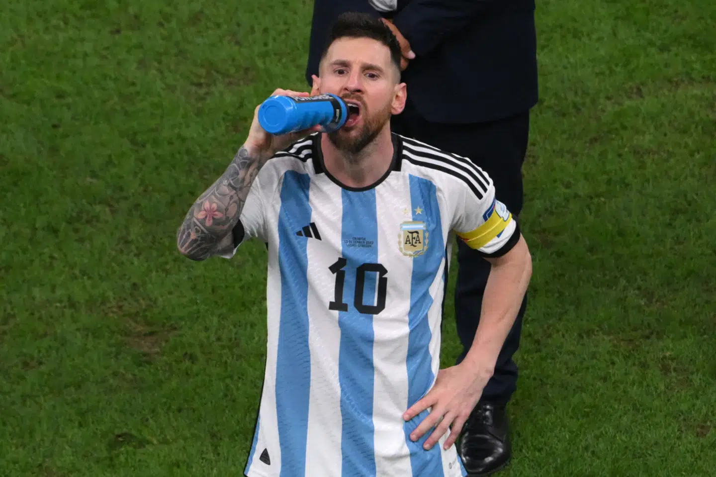 Argentinas Lionel Messi tager en tår vand under VM i Qatar 2022. Ved VM 2026 bliver der obligatoriske tre minutters drikkepauser i hver halvleg, uanset temperatur. (Arkivfoto).