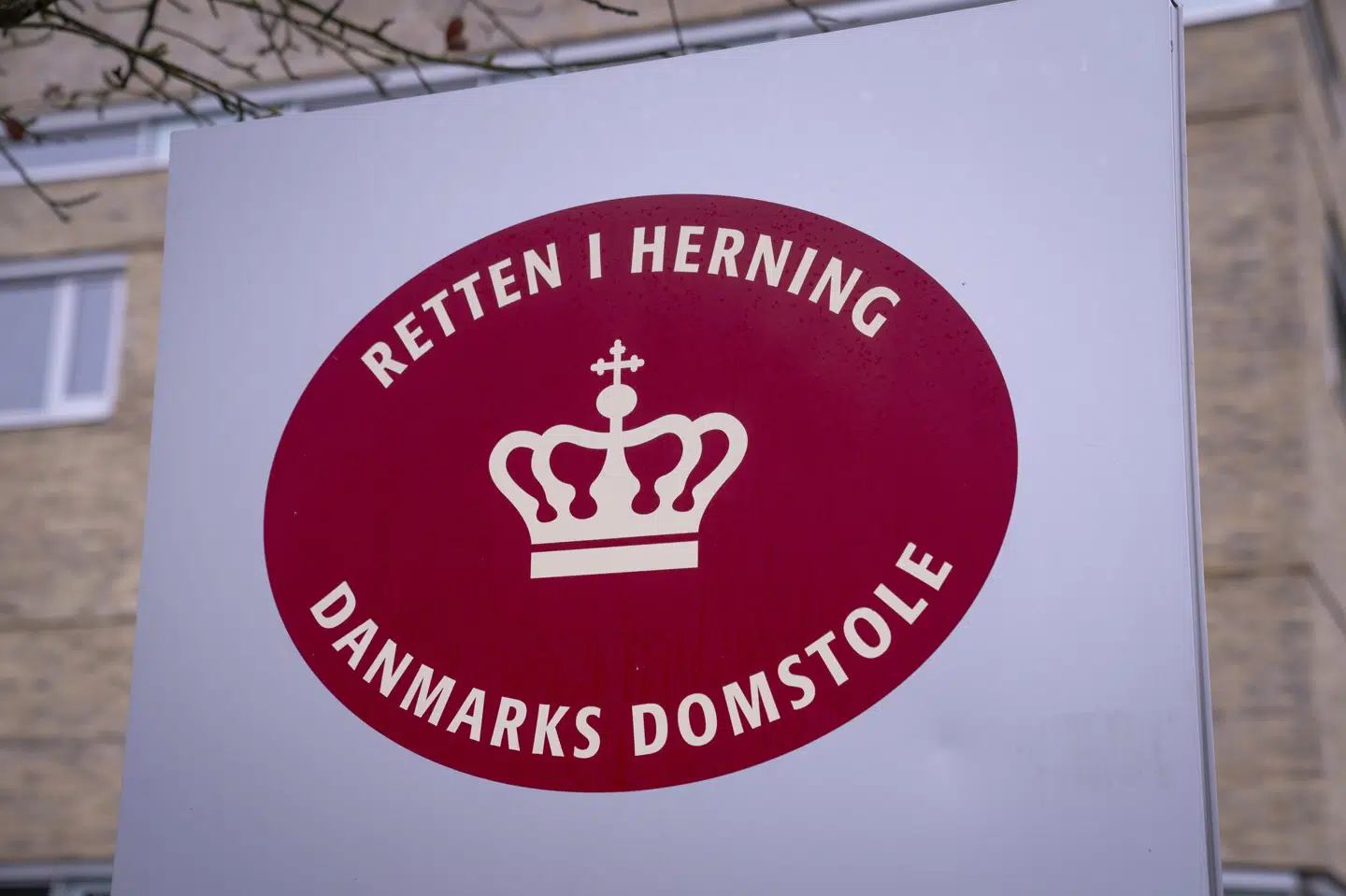 Retten i Herning har tirsdag idømt en pensioneret bankdirektør en betinget dom på halvandet års fængsel for at have undladt at oplyse myndighederne om sin millionformue. (Arkivfoto).